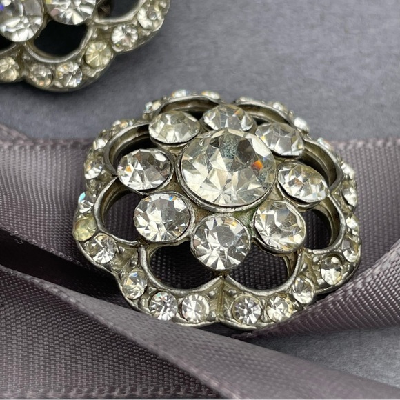 Scalloped Flower Clear Round Rhinestone Scatter Pin Pair - Picture 6 of 11